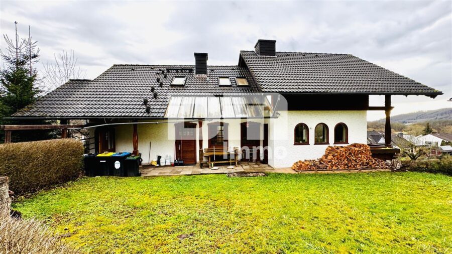 Hochwertiges 1-2 Familienhaus mit großem Garten in erhobener Ortsrandlage mit Panoramablick - Frontansicht